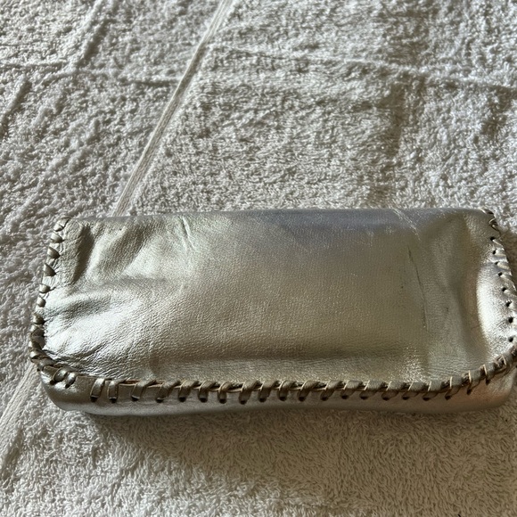 KARIM BOURIAD MARRAKECH SILVER METALLIC LEATHER CLUTCH BAG. - Picture 3 of 10